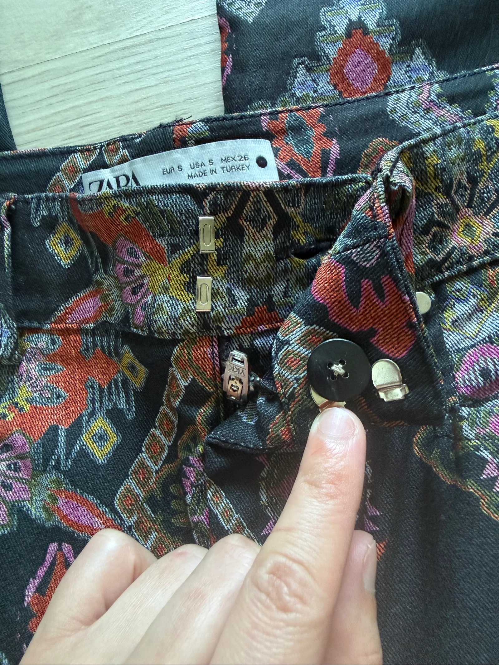 Calça slim preta e multicolorida com estampa Zara tamanho 36 S – photo 10